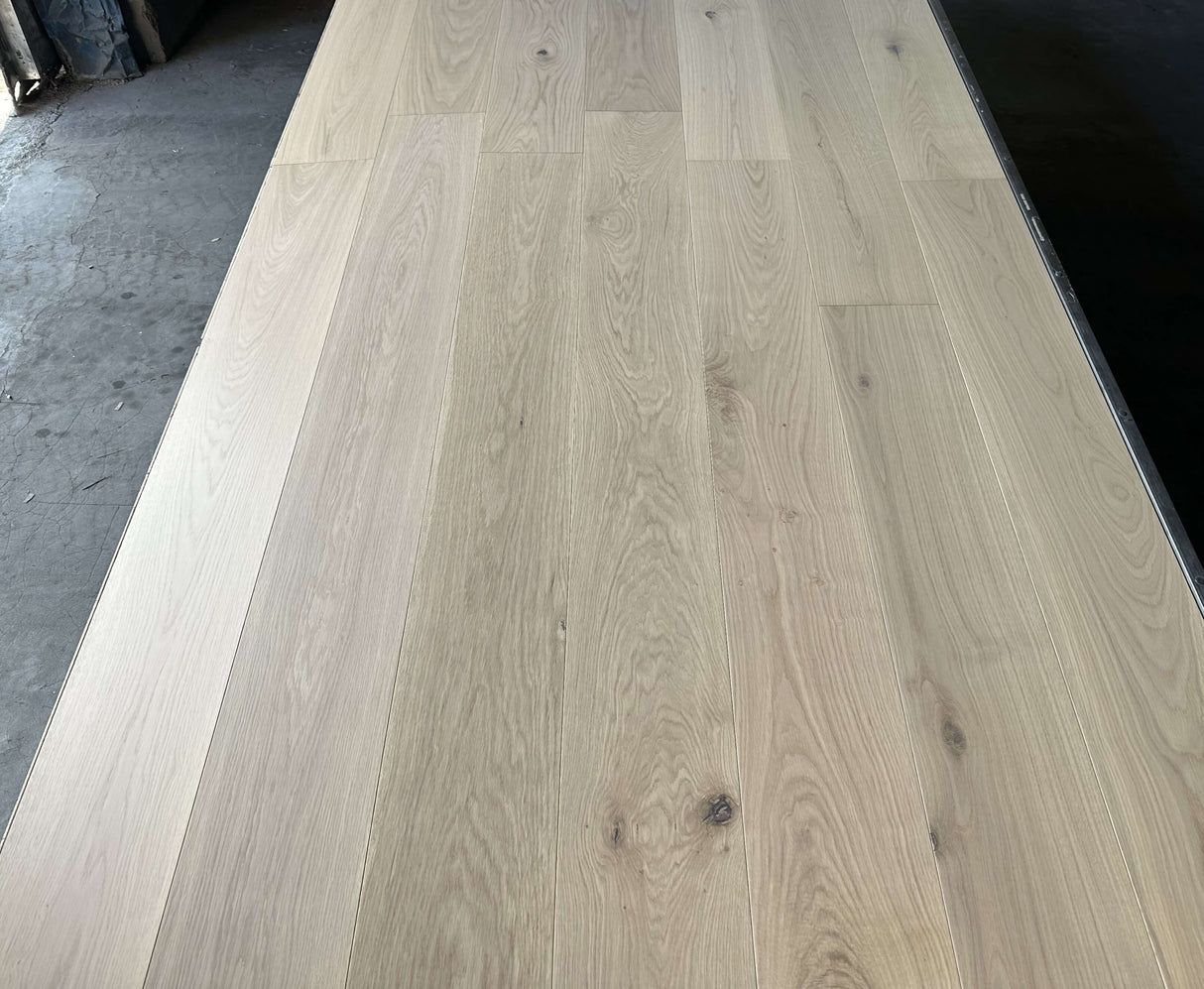 Plankegulv i eg med klar olie og UV matlak - Chicago - Bredde 240 mm
