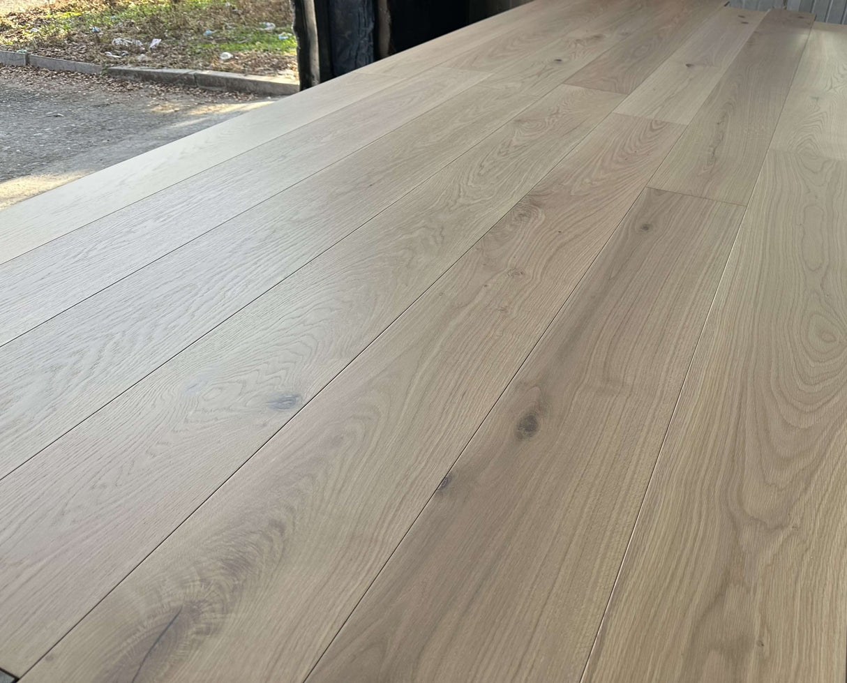 Plankegulv i eg med klar olie og UV matlak - Chicago - Bredde 240 mm