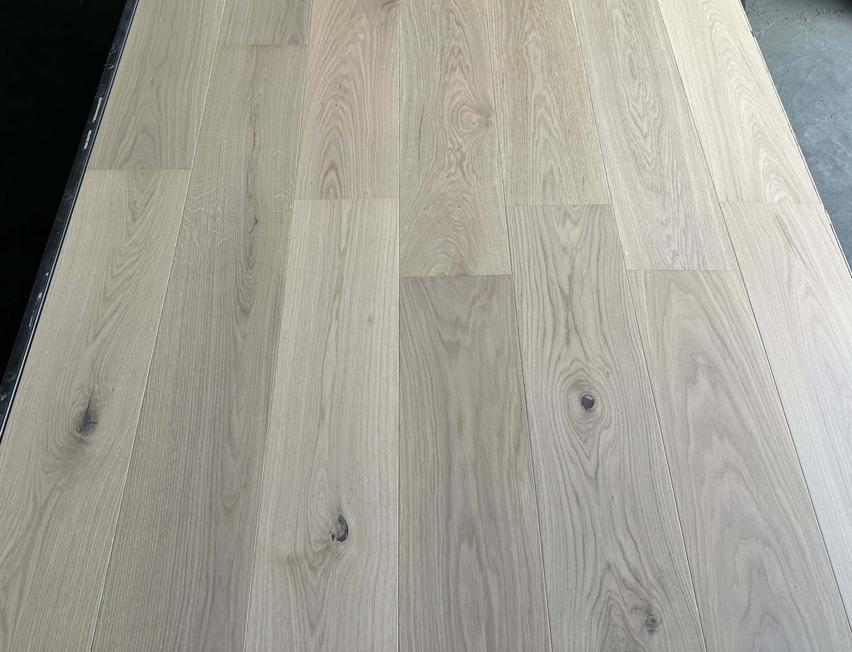 Plankegulv i eg med klar olie og UV matlak - Chicago - Bredde 240 mm