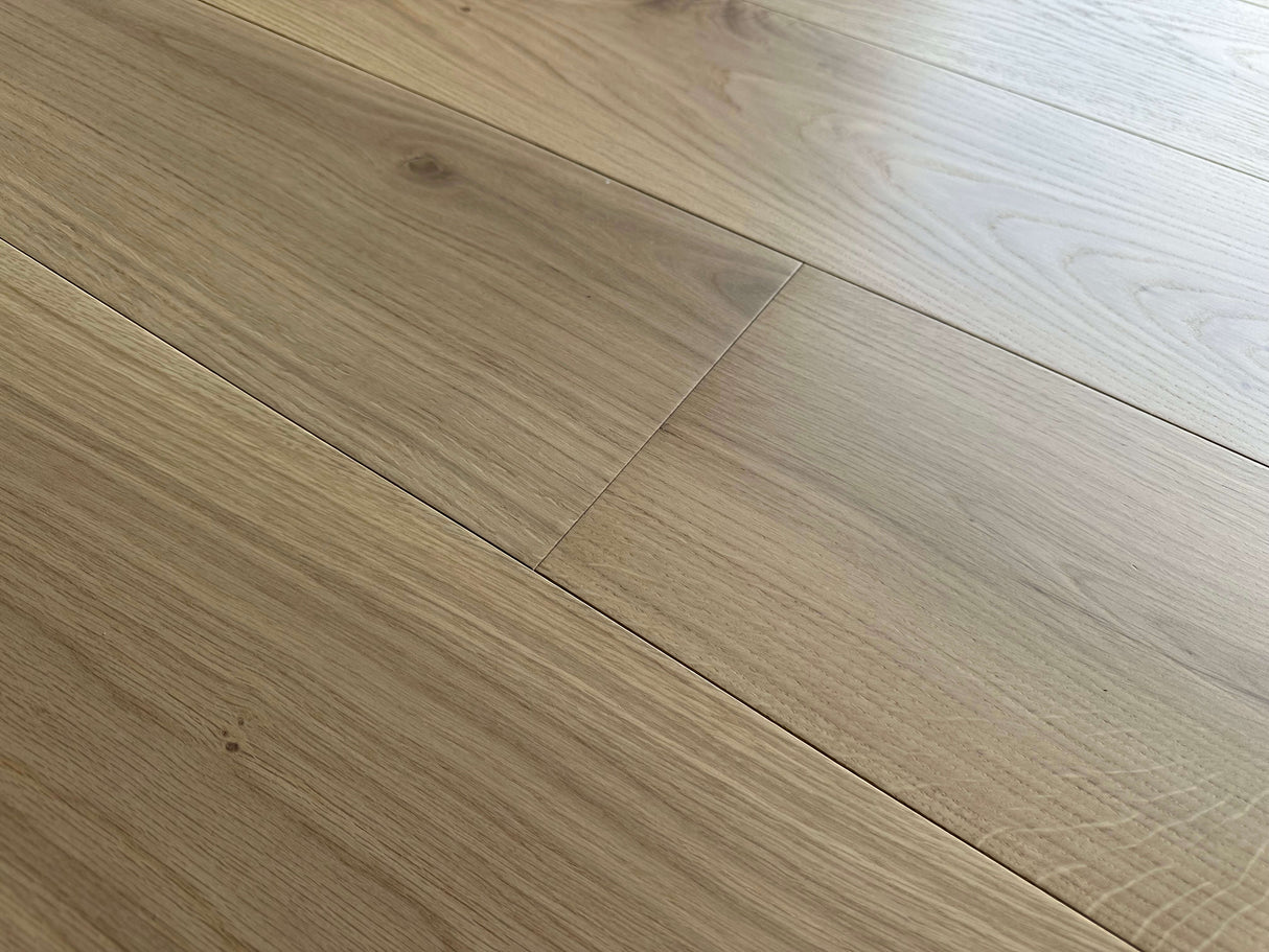 Plankegulv i eg med klar olie og UV matlak - Chicago - Bredde 240 mm