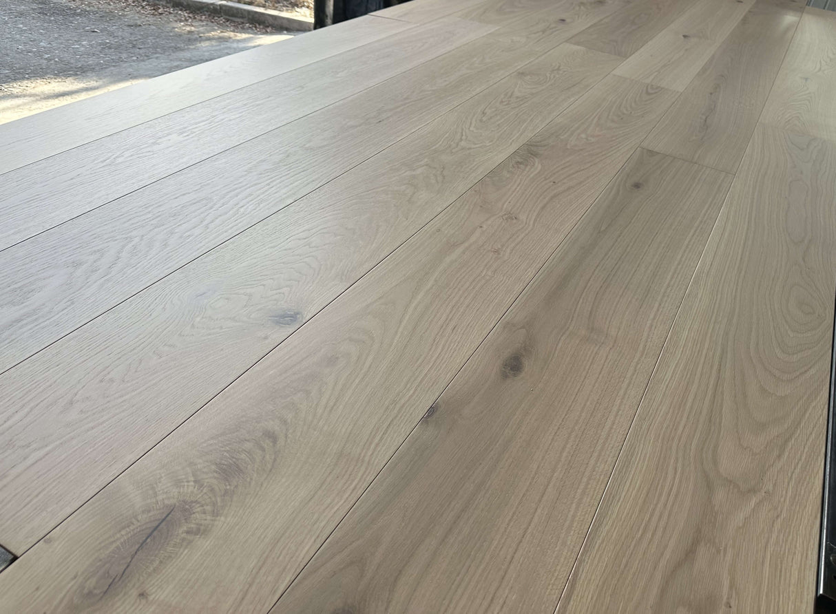 Plankegulv i eg med klar olie og UV matlak - Chicago - Bredde 240 mm