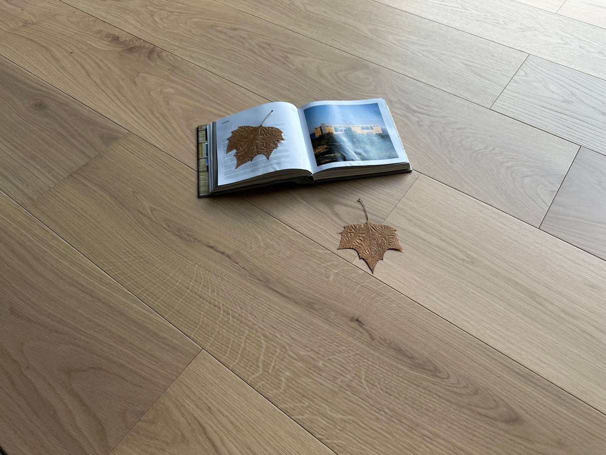 Plankegulv i eg med klar olie og UV matlak - Chicago - Bredde 240 mm